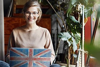 Frau am Laptop mit britischer Flagge